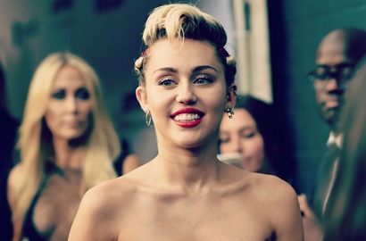 Biseksual, Miley Cyrus Umbar Kemesraan Bareng Cewek Barunya