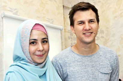 Benarkah Risty Tagor dan Stuart Collin Sudah Tak Lagi Seatap?