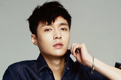 Lay Narsis Unggah Foto Berita Soal Kesuksesan EXO