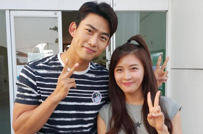 Ngefans Berat, Taecyeon 2PM Fanboying Saat Ketemu Ha Ji Won
