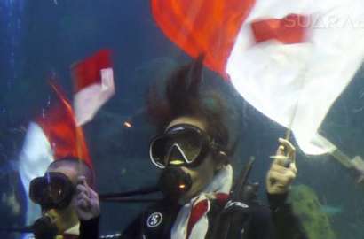 Chua Kotak Bagi Pengalaman Kibarkan Bendera di Bawah Laut