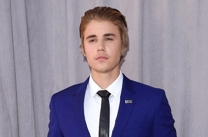 Justin Bieber Makan Siang Bareng Tiga Cewek Berbikini Seksi