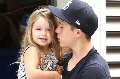 So Sweet, Brooklyn Beckham Ajari Si Kecil Harper Bikin Pizza