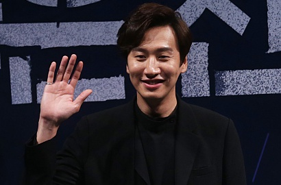 Lee Kwang Soo 'Running Man' Super Ganteng dan Keren di Pemotretan 'W Korea'
