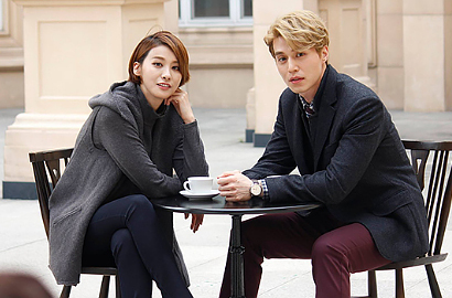 Lee Dong Wook-Yoo In Young Mesra Nikmati Musim Gugur di Iklan PAT