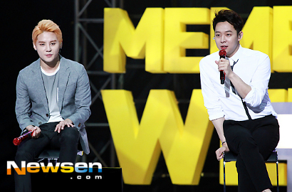 Akan Wamil, Yoochun JYJ Asyik Ngakak Bareng Junsu di Fanmeet Seoul