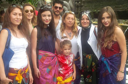 Usai Belanja Bareng, Pemeran Zeynep dan Selim 'Elif' Mojok di Pantai