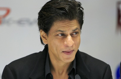 Shahrukh Khan Cari Kehangatan dalam Pelukan Wanita Ini di Islandia