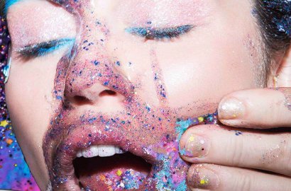 Duh, Wajah Miley Cyrus Celemotan Glitter di MV 'Dooo It!'