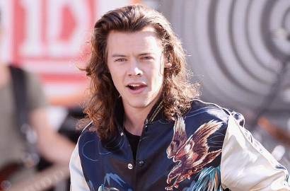 Harry Styles Luruskan Rambut untuk Pertama Kalinya, Tambah Ganteng?