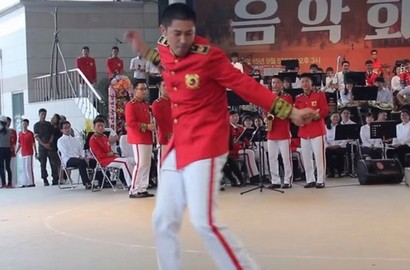 Gila, Ini Video U-Know Yunho 'Gebrak' Band Militer Saat Wamil