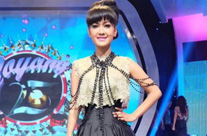 Julia Perez Joget Kegirangan Saat Diramal Bakal Segera Nikah dengan Bule