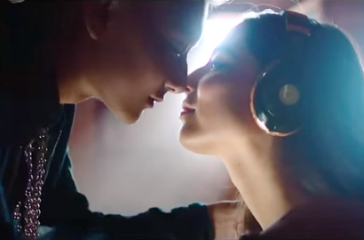 Tao Ciuman dengan Model Seksi Jessica Gomez di MV 'Crown'