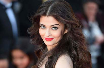 Aishwarya Rai Gendong Putri Cantiknya Aaradhya ke Ganpati Mandal