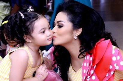 Krisdayanti Pamer Wajah Tanpa Make Up, Ajari Amora Sederhana dan Religius