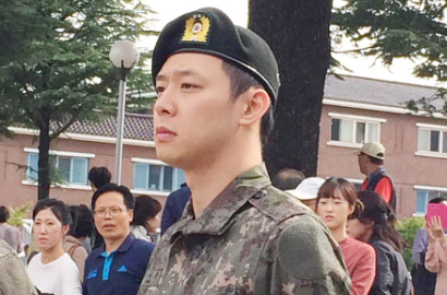 Rampungkan Latihan Dasar Wamil, Yoochun JYJ Alami Cedera Tangan?
