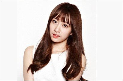 Biasa Seksi, Hani EXID Bikin Pangling Selfie Imut Pakai Kacamata