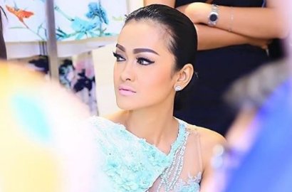 Dukung Ayu Ting Ting, Julia Perez Sindir Shaheer Lewat Tulisan di Instagram
