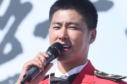 Omo! Celana Yunho TVXQ Robek Saat Nyanyi di Festival Angkatan Darat