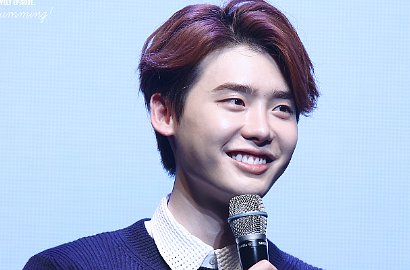 Hii, Lee Jong Suk Pegang Bola Mata Saat Lakukan Pengukuran Patung Lilin Dirinya