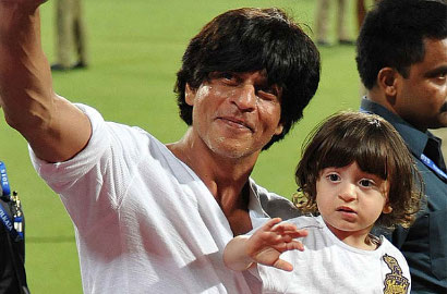 Naiki Mobil Mainan, AbRam Putra Shahrukh Khan: Papa, Aku Nyetir!
