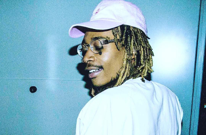 Gak Malu, Wiz Khalifa Kepergok Buang Air Kecil Sembarangan