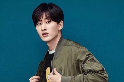Pakai Tudung Jaket, Rambut Eunhyuk SuJu Sudah Plontos Untuk Wamil?