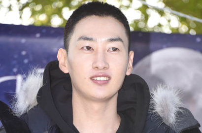 Tiru Donghae, Intip Cerianya Eunhyuk dan Tentara Foto 'Salam 5 Jari' Ala SuJu