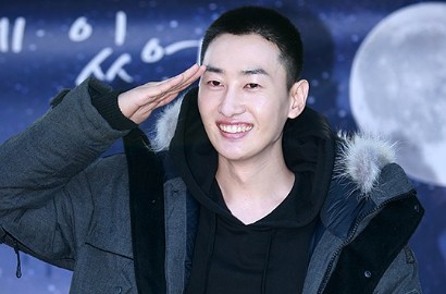 Senyum Ganteng di Foto Baru, Eunhyuk SuJu Jadi Leader Peleton Saat Wamil?