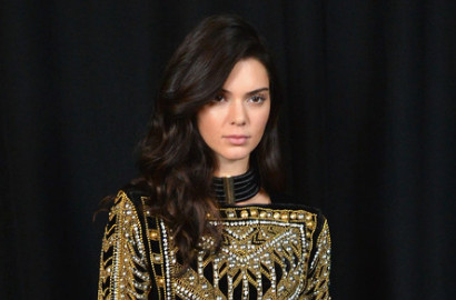 Pakai Baju Putih Transparan, Kendall Jenner Pamer Tindikan Payudara