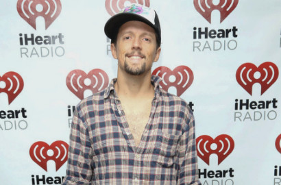 Selamat, Jason Mraz Resmi Nikah Diam-Diam di Gereja Hutan Cantik