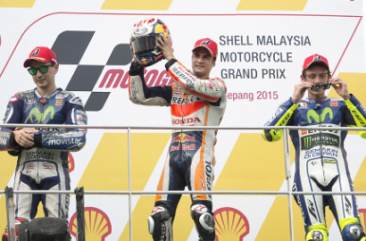 Valentino Rossi Angkat Piala di Podium, Lorenzo Acungi Jempol Terbalik