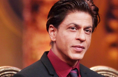 Shahrukh Khan Topless dan Pose Seksi Bareng Model di Majalah VOGUE