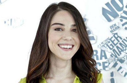 Rayakan HUT Turki Ke-92, Ini Aksi Para Selebriti Ozge Gurel 'Oyku' Dkk