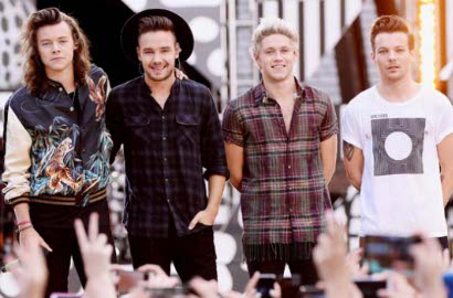 Rampungkan Tur Konser Sebelum Vakum, 1D Pelukan Hangat di Panggung