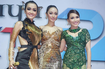 Julia Perez dan Ayu Ting Ting Ramai-Ramai 'Telanjangi' Zaskia Gotik