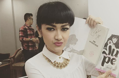 Periksa USG, Perut Seksi Bertato Julia Perez Terekspos