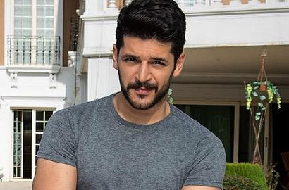 Foto Selfie Super Serius, Emre Kivilcim 'Elif' Masih Tetap Ganteng?