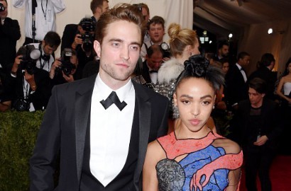 Lagi, Robert Pattinson Pamer Kemesraan Bareng Pacar di Depan Publik