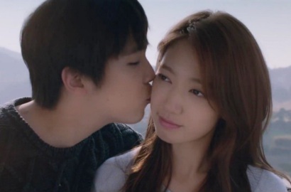 Park Shin Hye Depresi Menduga Hongki Selingkuh di MV 'Insensible'