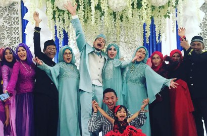 Resepsi Mewah di Bangil, Cholidi Asadil Undang Oki Setiana Dewi dan Andi Arsyil