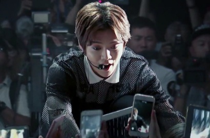 Pamer Dance Kece, Luhan Gandeng Tangan Fans di MV 'FootballGang'
