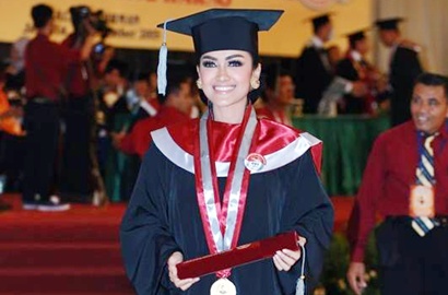 Duh, Julia Perez Bikin Rachmawati Soekarno Putri Nangis Saat Wisuda