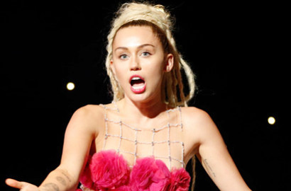 Astaga, Miley Cyrus Pakai Kostum Alat Kelamin Cowok di Konser 'Dead Petz'