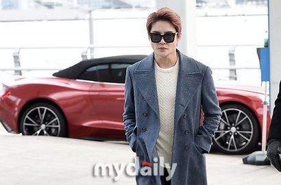 Super Keren, Junsu 'JYJ' ke Bandara dengan Mobil Mewahnya