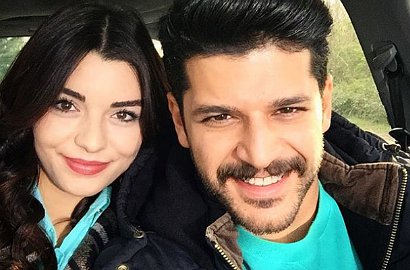 Netter Baper, Gulcin Tuncok Rebahan di Tubuh Emre Kivilcim 'Elif'