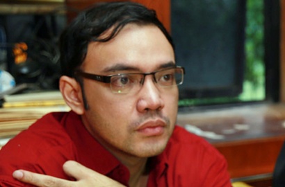 Kenakan Peci Hitam, Sandy Tumiwa Digiring ke Kejaksaan Tinggi