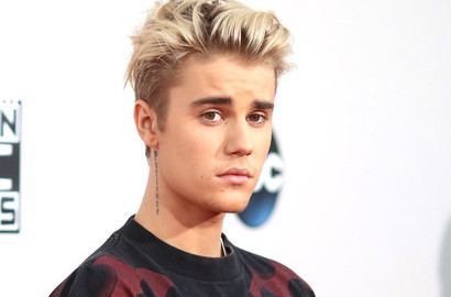 Tiru David Beckham, Justin Bieber Pamer Tato Sayap Malaikat di Leher
