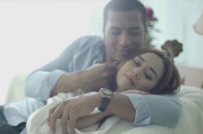 Aura Kasih Pelukan dan Berendam di Bathtub dalam Video Klip 'Bukan Dia'