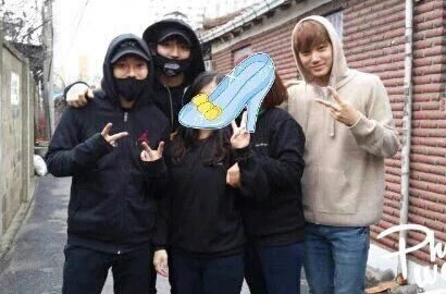 Tak Ikut Fansign, Chanyeol-Chen-Kai EXO Malah Foto Bareng Cewek, Ngapain?